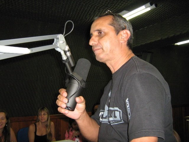 [Renato+Sambola+-+microfone+de+lata[1].JPG]
